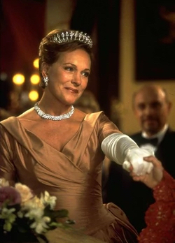 Dans le film Princesse malgré elle, Julie Andrews interprète la reine Renaldi de Génovie.