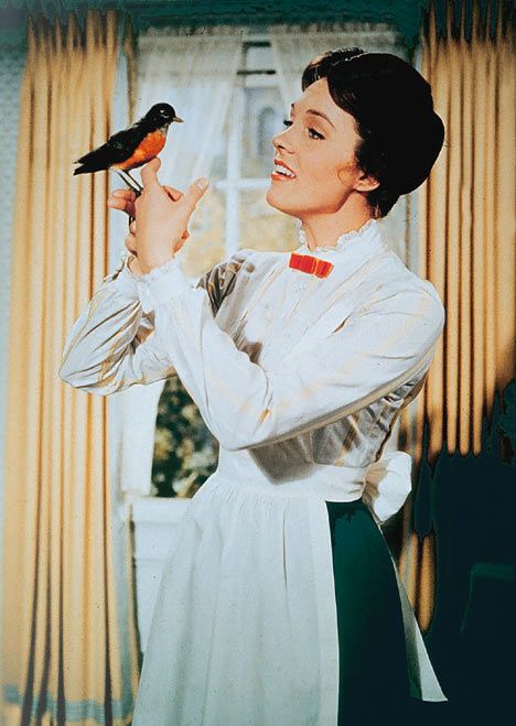 Julie Andrews interprets the mythical role of Mary Poppins in the Disney film.