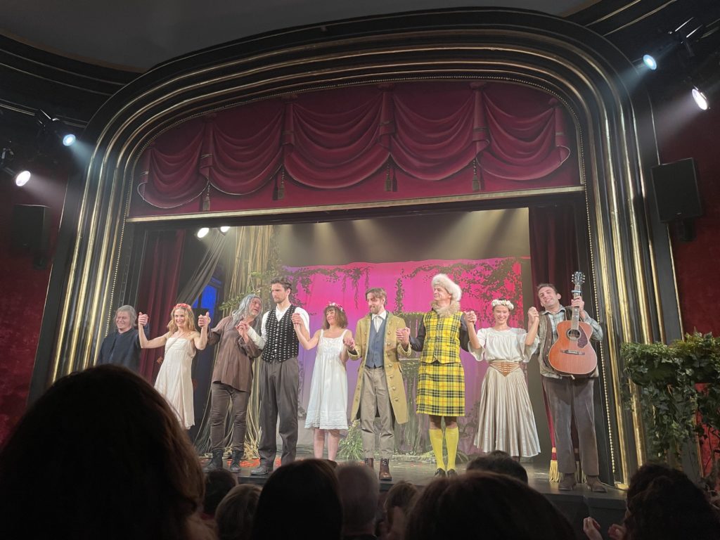 La troupe de Comme Il vous plaira au Théâtre de la Pépinière lors des saluts. Le spectacle est l'un des grands gagnants des Molières avec 4 récompenses.