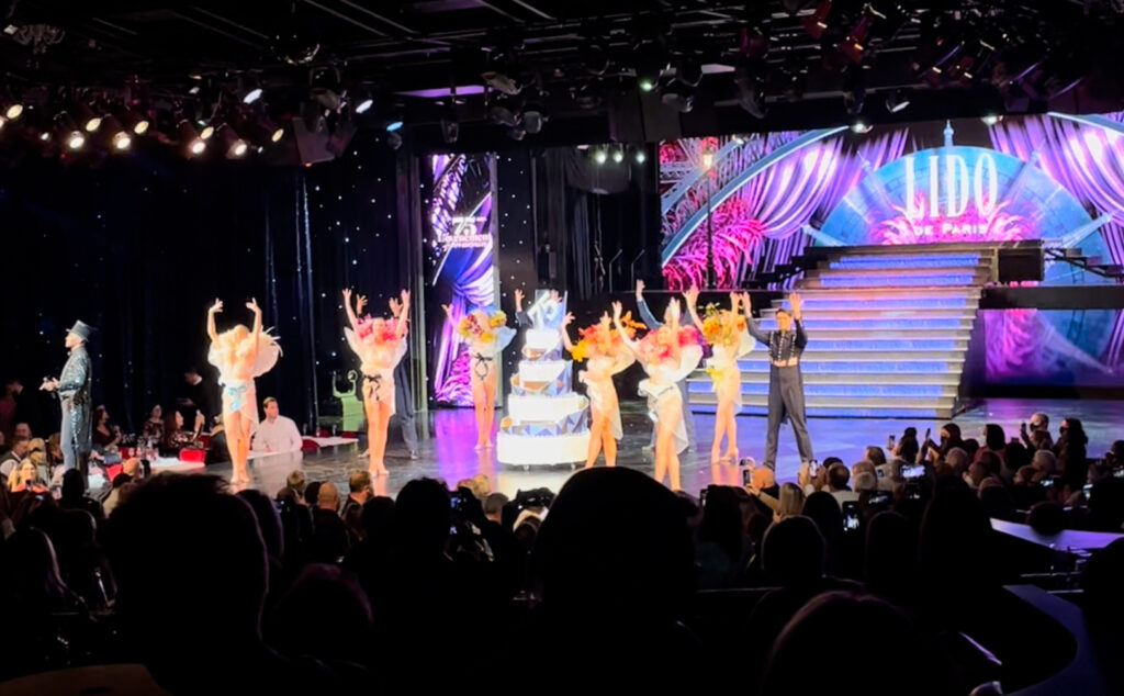 Le tableau final du spectacle Paris Merveilles lors des 75 ans du Lido.