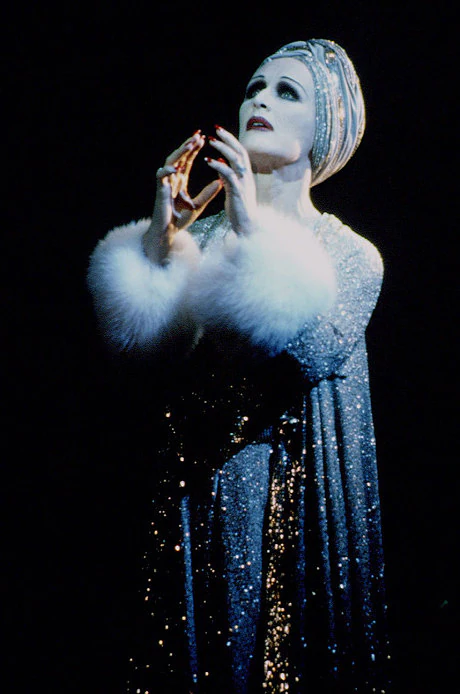 Glenn Close tient le rôle de Norma Desmond dans Sunset Boulevard.